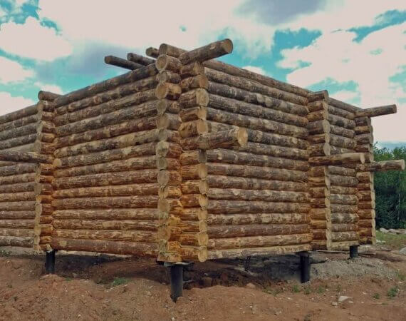 Деревянный дом из бревна ручного производства